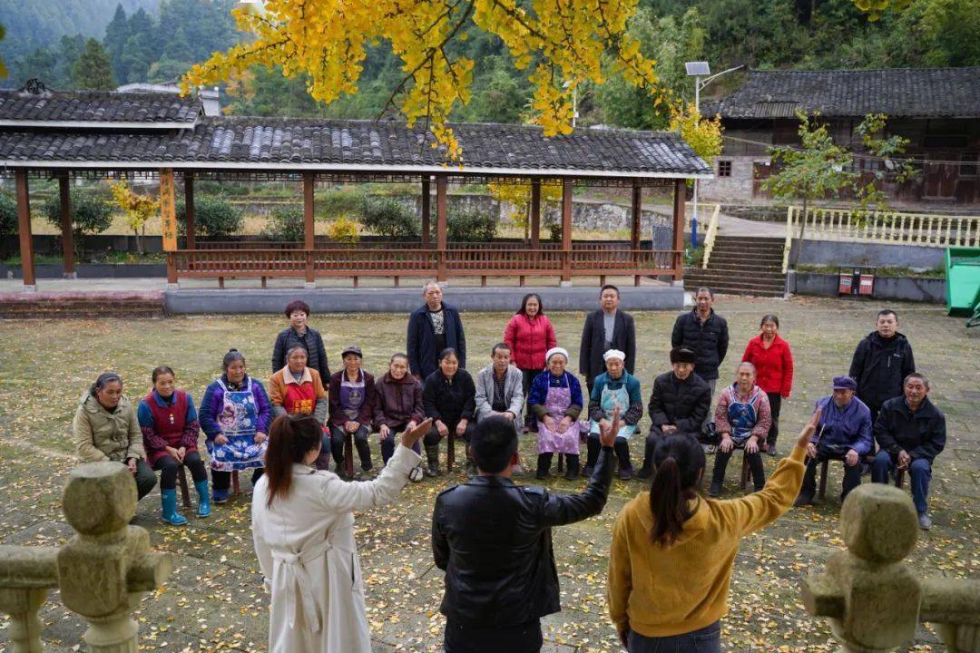 近日,務川縣黃都鎮黃都社區石壩銀杏廣場上響起宣講隊歌手們昂揚有力