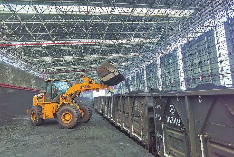 寒冬时节,在山西焦煤集团西山煤电东曲矿,采煤机正缓缓推进,不断掉落