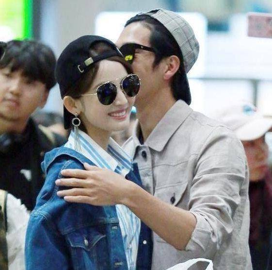 同样与古力娜扎反戴帽子深色墨镜的井柏然给了古力娜扎一个结结实实的