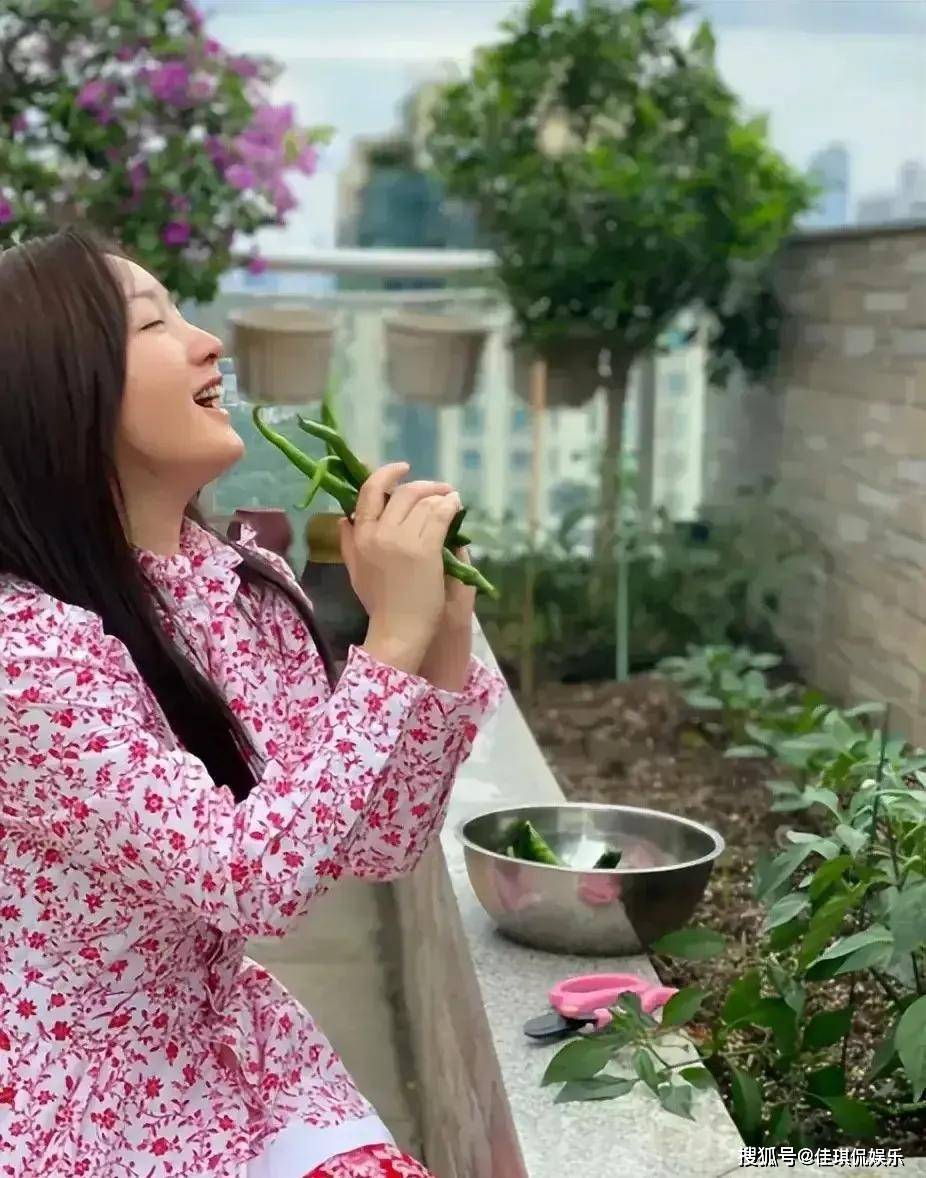 一款披肩长发充满别样魅力,杨钰莹身上有一股邻家姐姐的感觉,那张初恋