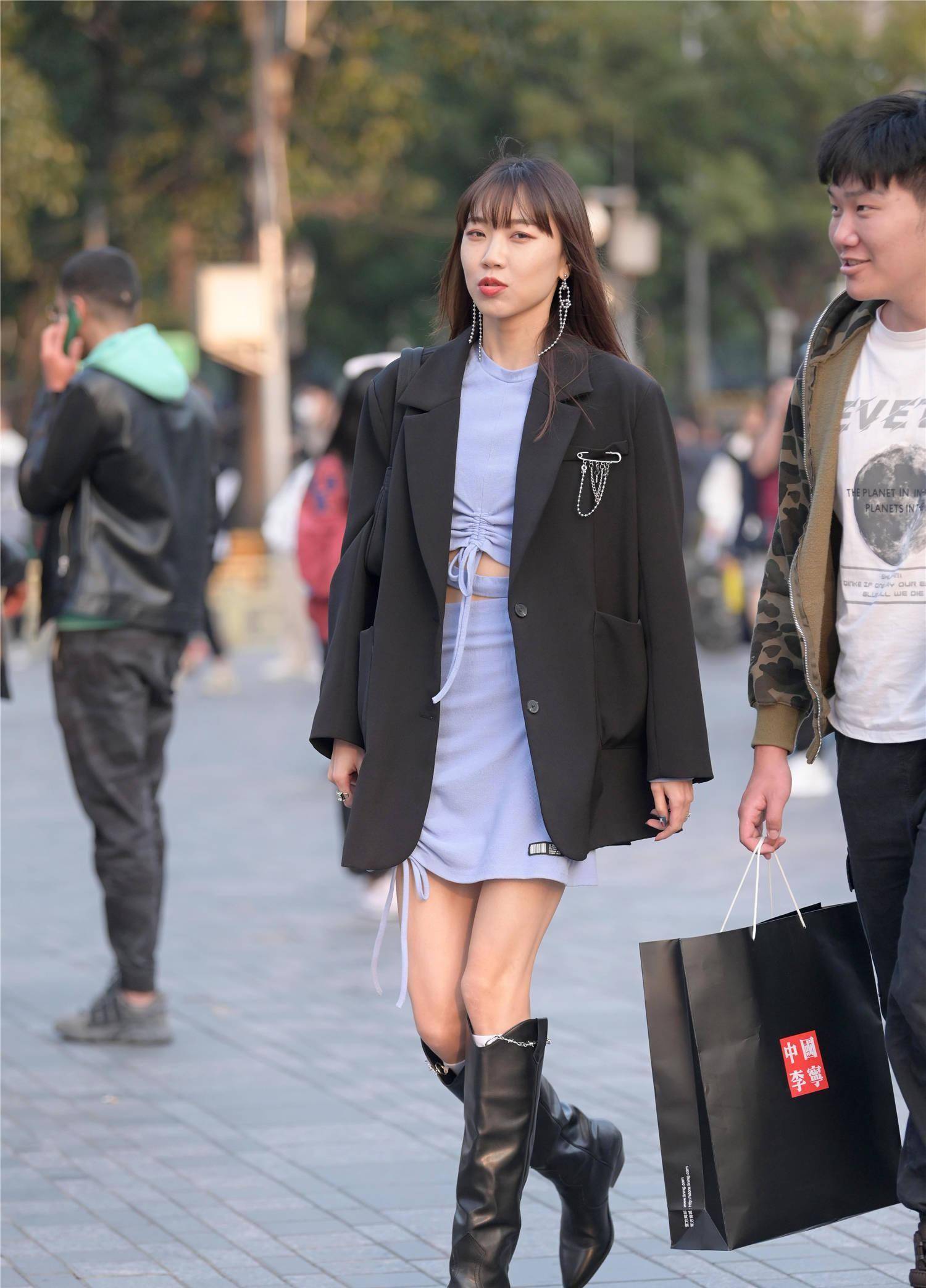 美女好像蔡依林,以为碰见明星了,这身打扮绝对不输蔡依林的气质_黑色