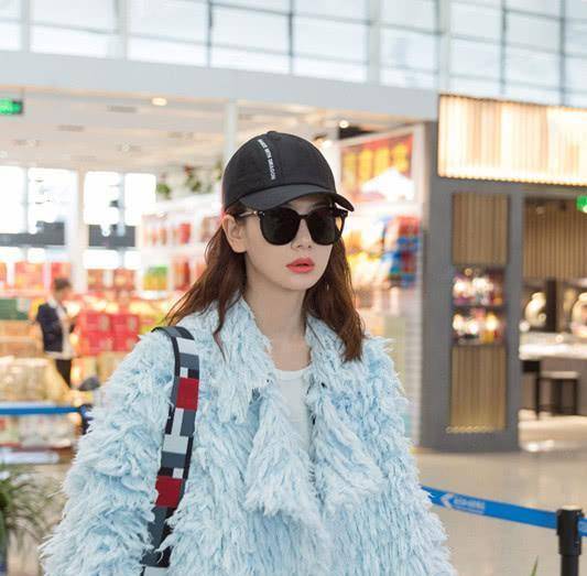 戚薇身穿清新小蓝裙,立马美回18岁,不愧是时尚辣妈!_颜色_外套_裤子