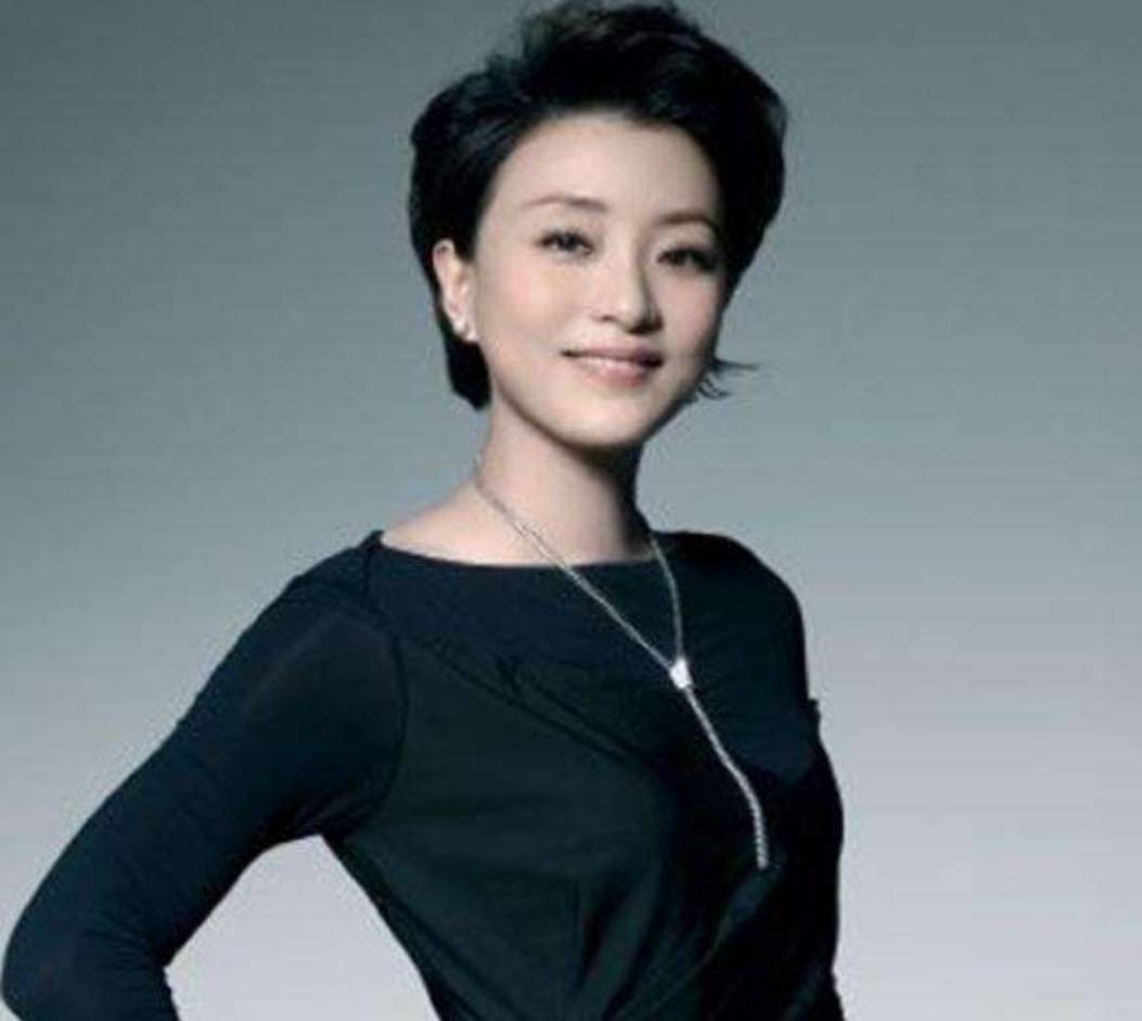 曾是电视主持代表,与费翔闪恋闪分,婚内与有妇之夫相恋再嫁豪门_杨澜