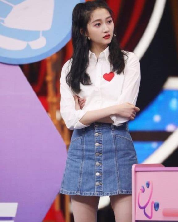 关晓彤与乔欣同框主持,被嘲又黑又壮,骨架小的乔欣占优势_气质_时候