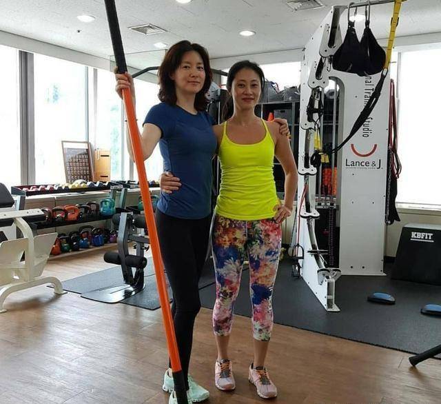 李英爱可以保持容颜不老,私底下做了很多努力,平日坚持健身,生活规律