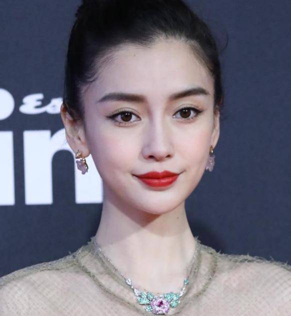 女明星怼脸镜头大特写,杨采钰韵味十足,三吉彩花眼神a爆全场!