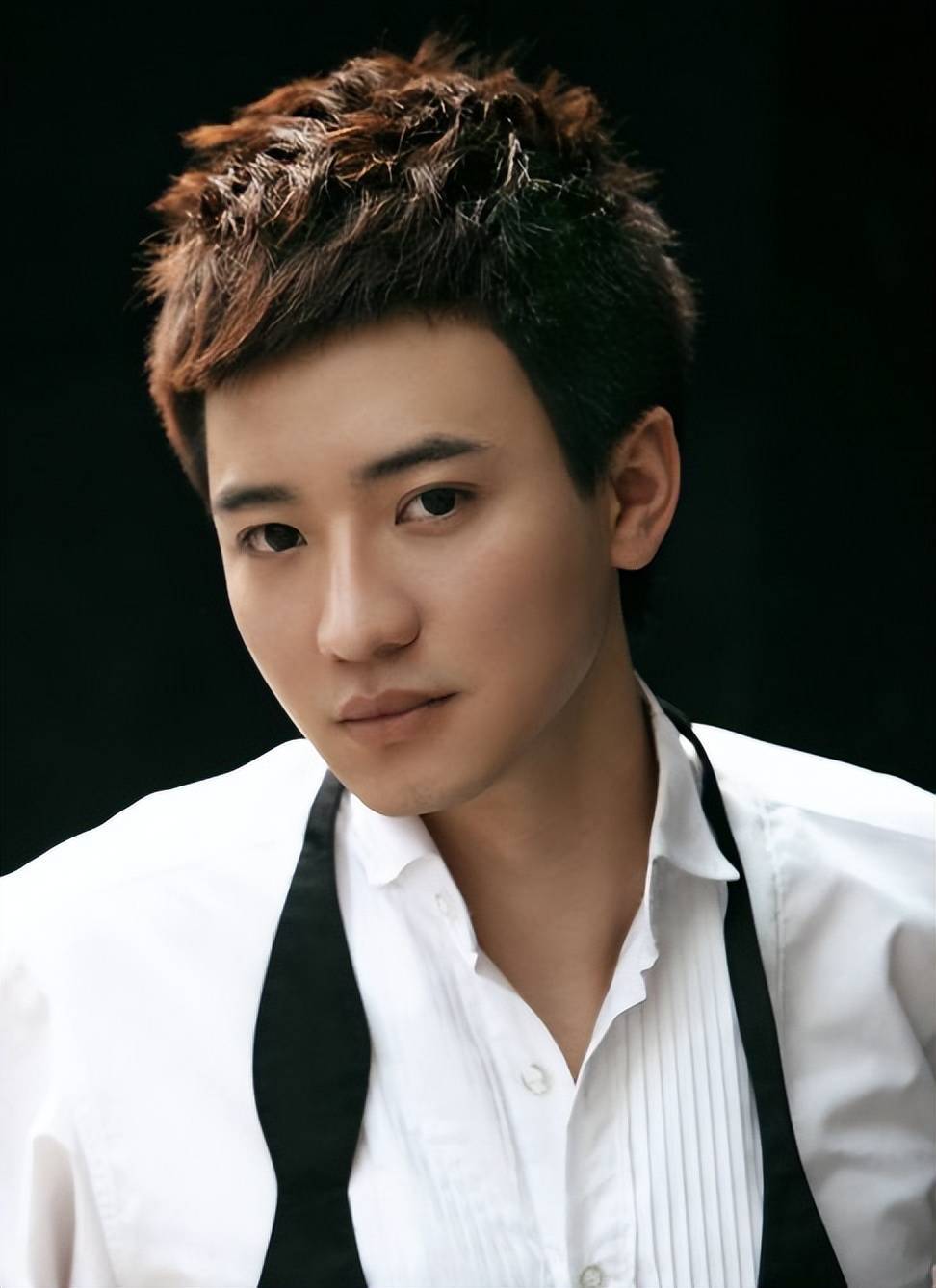 不久后,王弢给何炅送碟,何炅便拉着他说一起吃饭.