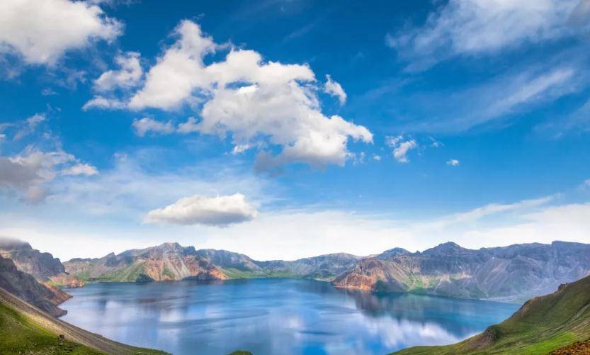 此时此刻,天地格外悠远,不如丢掉一身的劳累,让自己的思绪沉浸在湖光