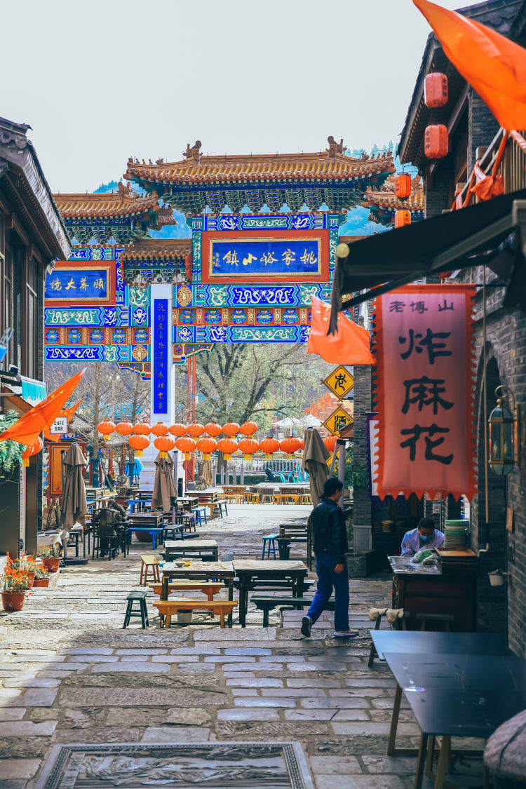 品质民生看变化·媒体在行动 | "文旅就业"让村民捧起"金饭碗"_美食街