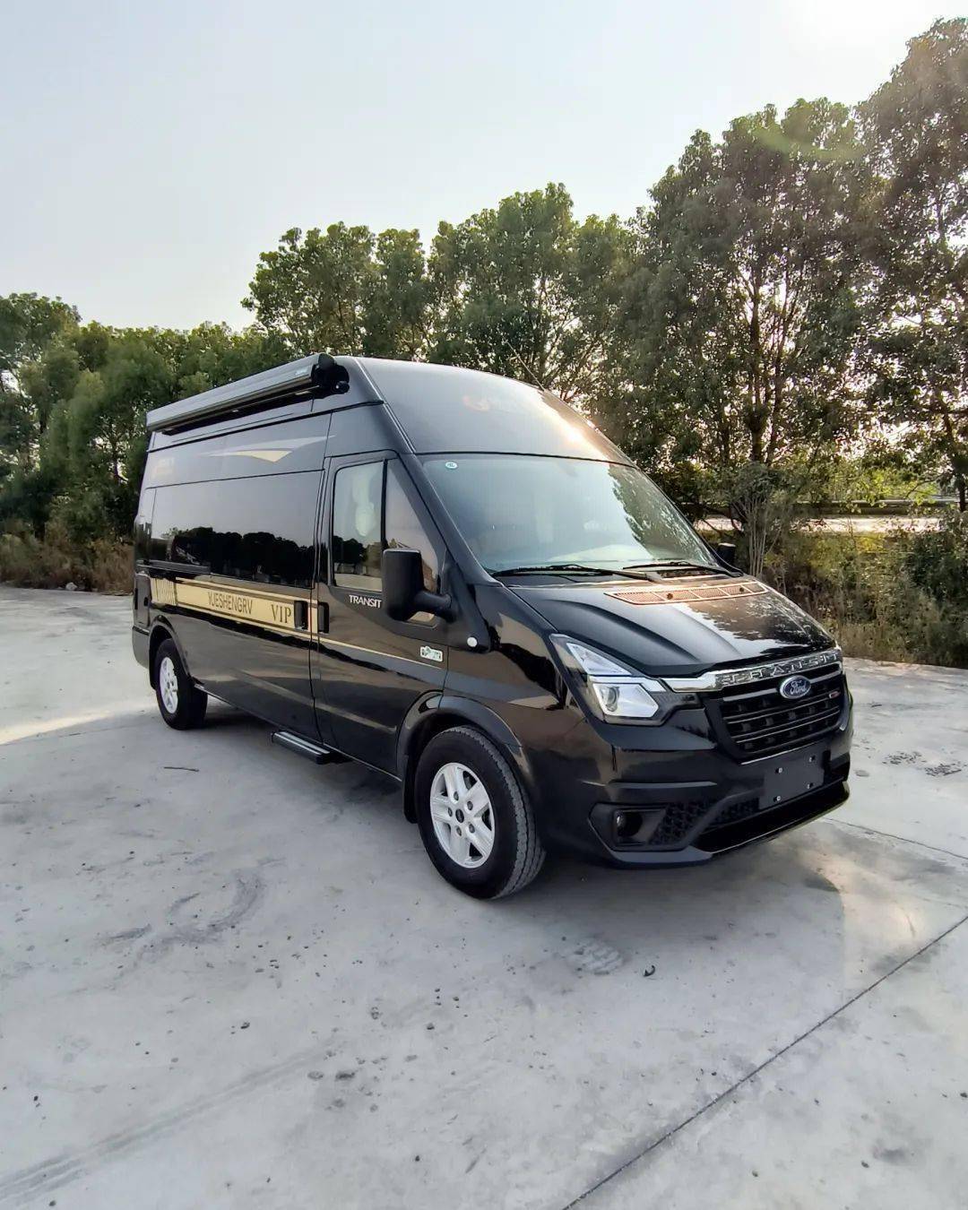 精致出行 悦胜福特全顺v348 配备航空座椅 后置厨卫设计_搜狐汽车