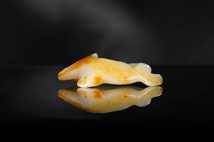 和田玉籽料 一只特立独行的猪 苏工玉雕大师王一卜之作_工艺_玉质_皮