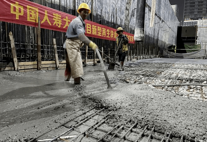 废弃混凝土再生块铺满板面旧混凝土块体与再生骨料混凝土混合浇筑