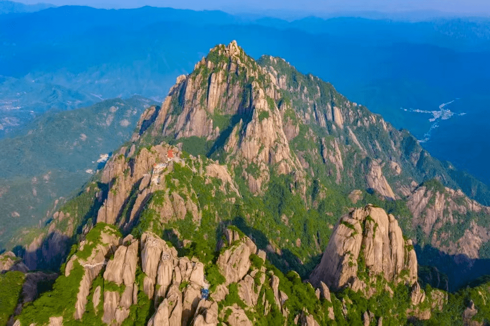 【跟着课文去旅行】读《爬天都峰》看无限风光在险峰(第十一期)_黄山