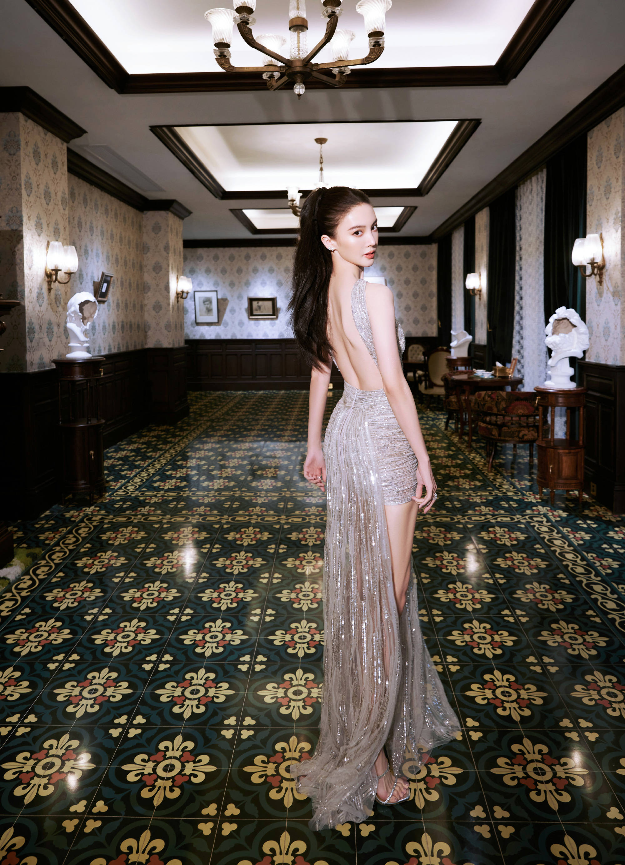 人气女星金晨身穿银光露肩短裙映射碎闪星河美丽优雅