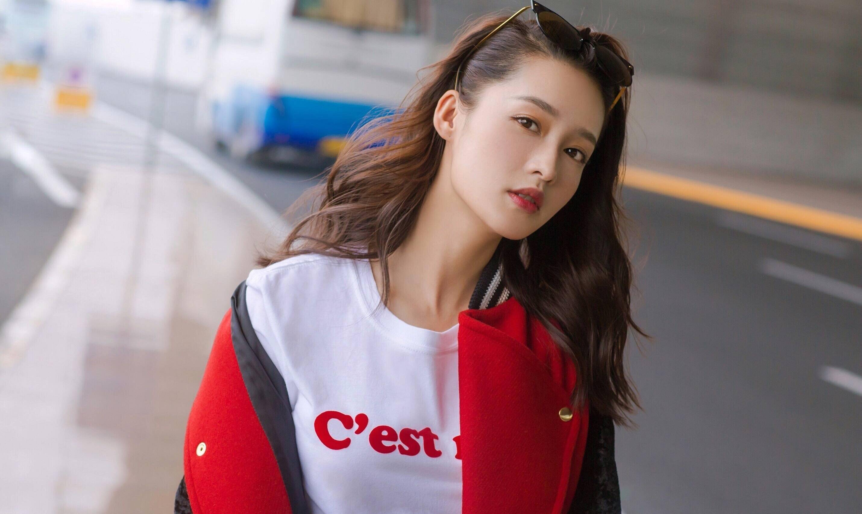 身着牛仔短裤面朝大海 李沁最新写真 惬意的享受生活 太美了_角色