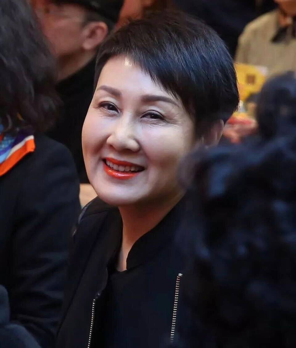 因为孩子分手,没想前夫60岁老来有喜,王刚前妻为何活成"笑话"_程芳媛