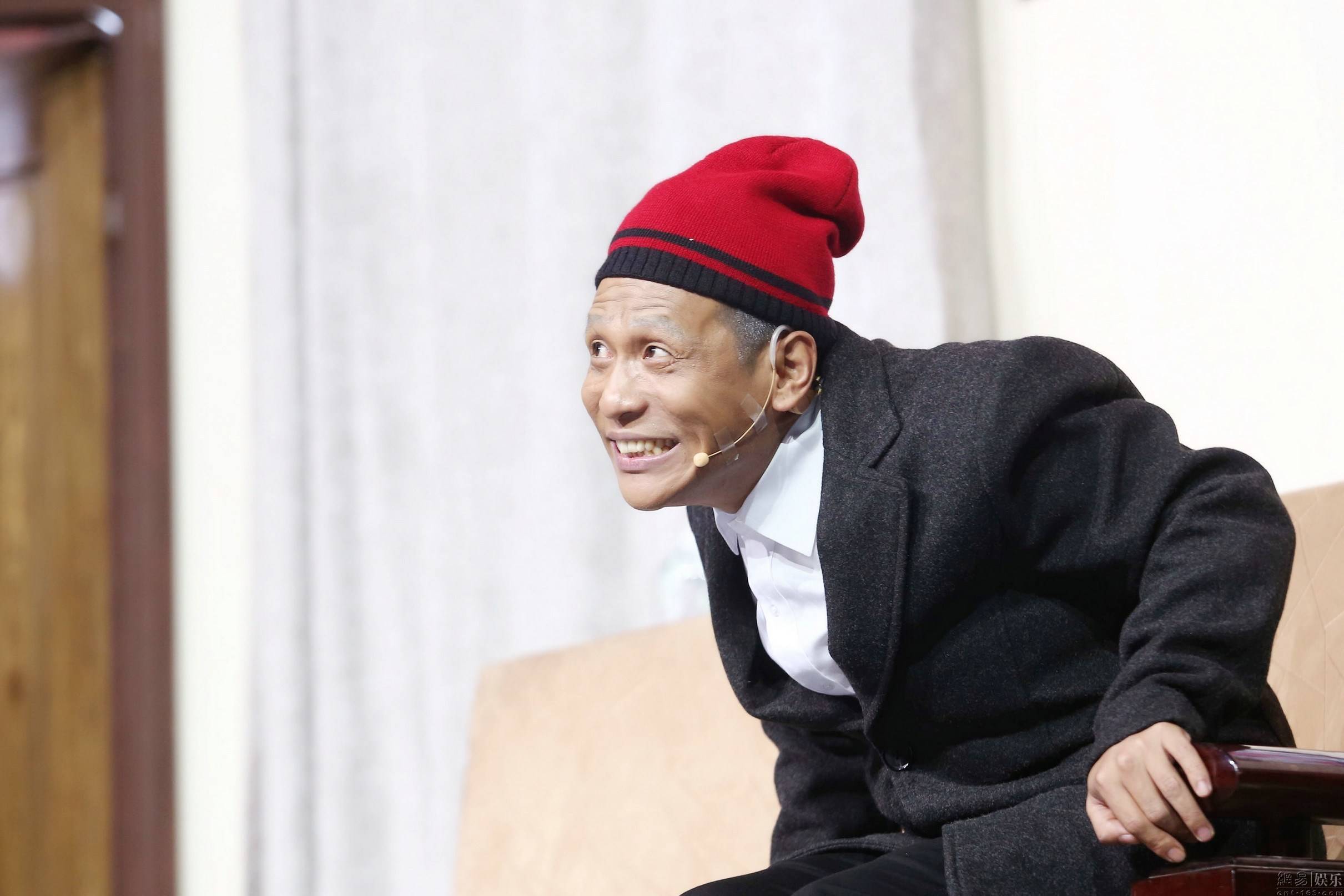 40岁宋小宝穿军大衣显矮小!