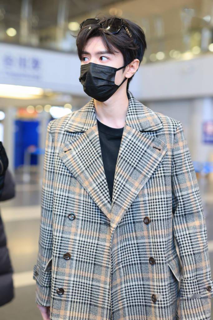 "反派男友"陈哲远穿格子大衣演绎冬日时尚_翻领_造型_西装