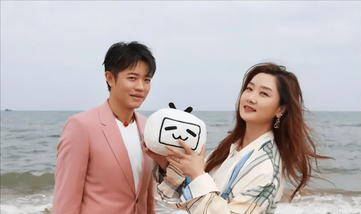 凤凰传奇不单飞不解散,24年坚持五五分账,活成人间"清醒"_曾毅_组合