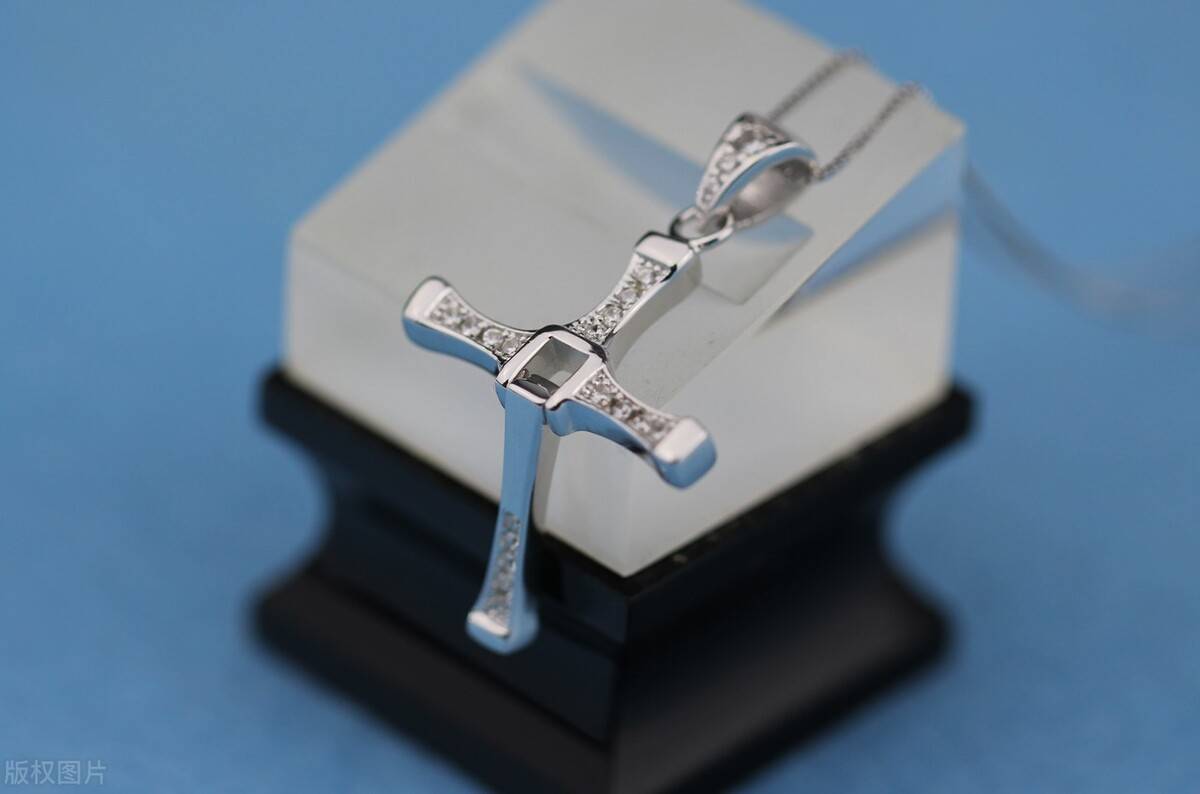 十字架项链丨男生送女生十字架项链代表什么 十字架