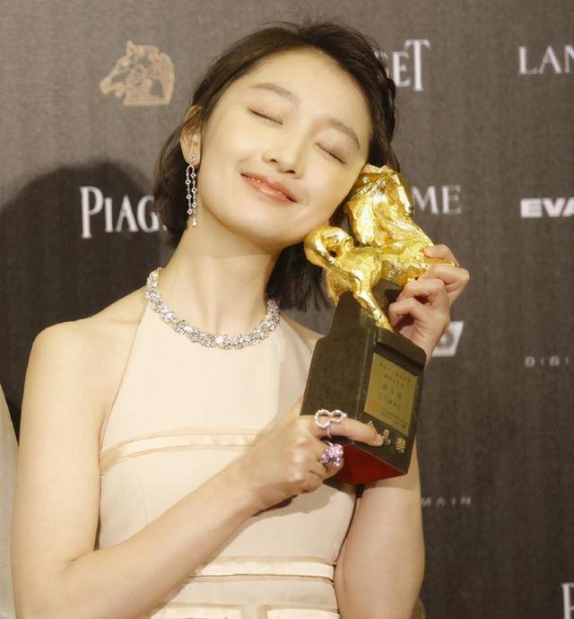 现如今仅仅27岁的周冬雨就已经积攒下上亿身价,在娱乐圈之中,名气就