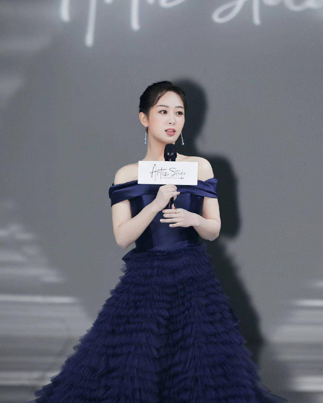 杨紫活动生图曝光判若两人,满脸肉感脸和脖子快连一起_身材_何洁_礼服