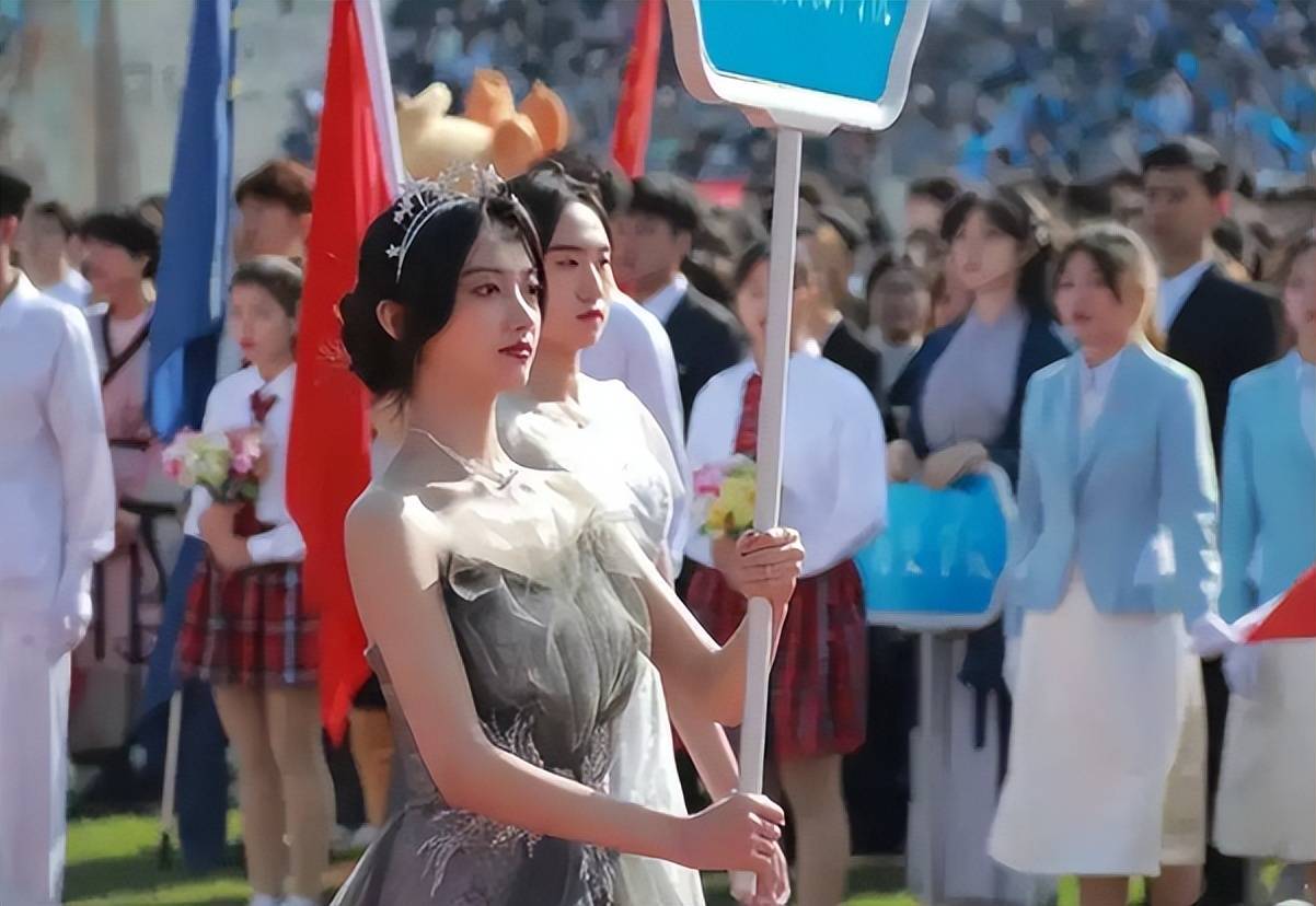 运动会举牌女生"升级",大学生这么打扮的话,应该不会被喷了吧_高中