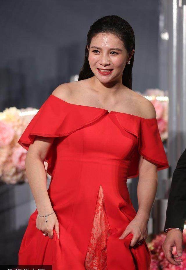 何姿秦凯婚礼未p图曝光,遭网友呛声,怎只给明星p不给冠军修?