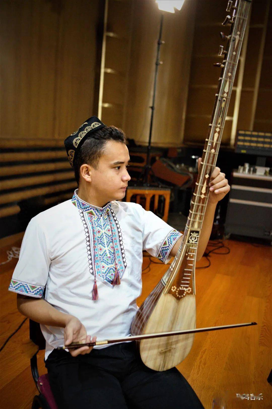 维吾尔族民歌《67牡丹汗》丨她是黑夜的月光照亮绿