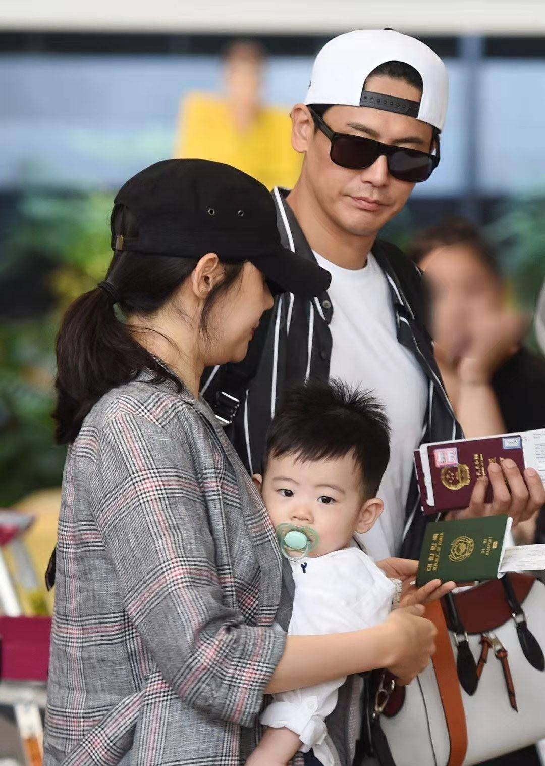 秋瓷炫全程背娃走机场,穿衣都变汉子风秋瓷炫于晓光一家三口走机场