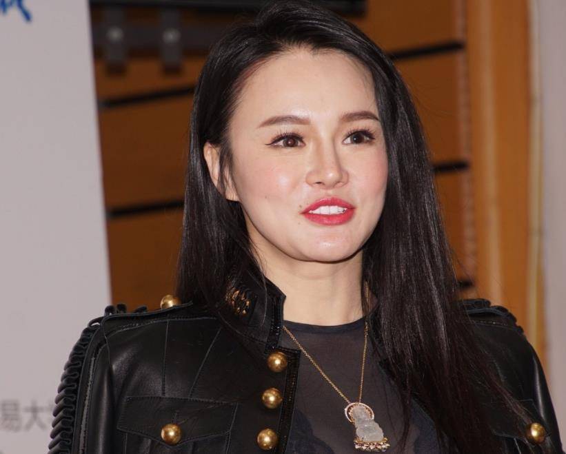 冉莹颖参加聚会豪迈饮酒!