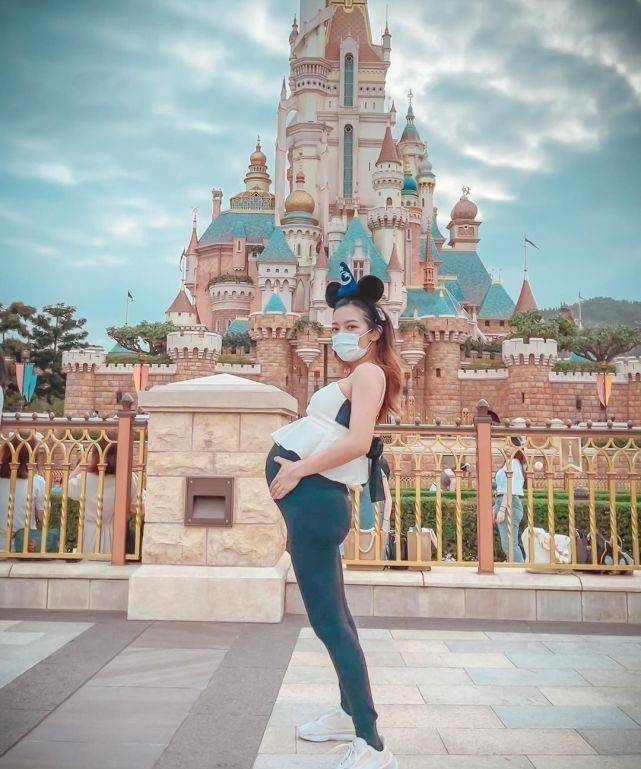 何雁诗挺大孕肚去主题乐园游玩 tvb小花陈滢和赖慰玲相陪玩耍_郑俊