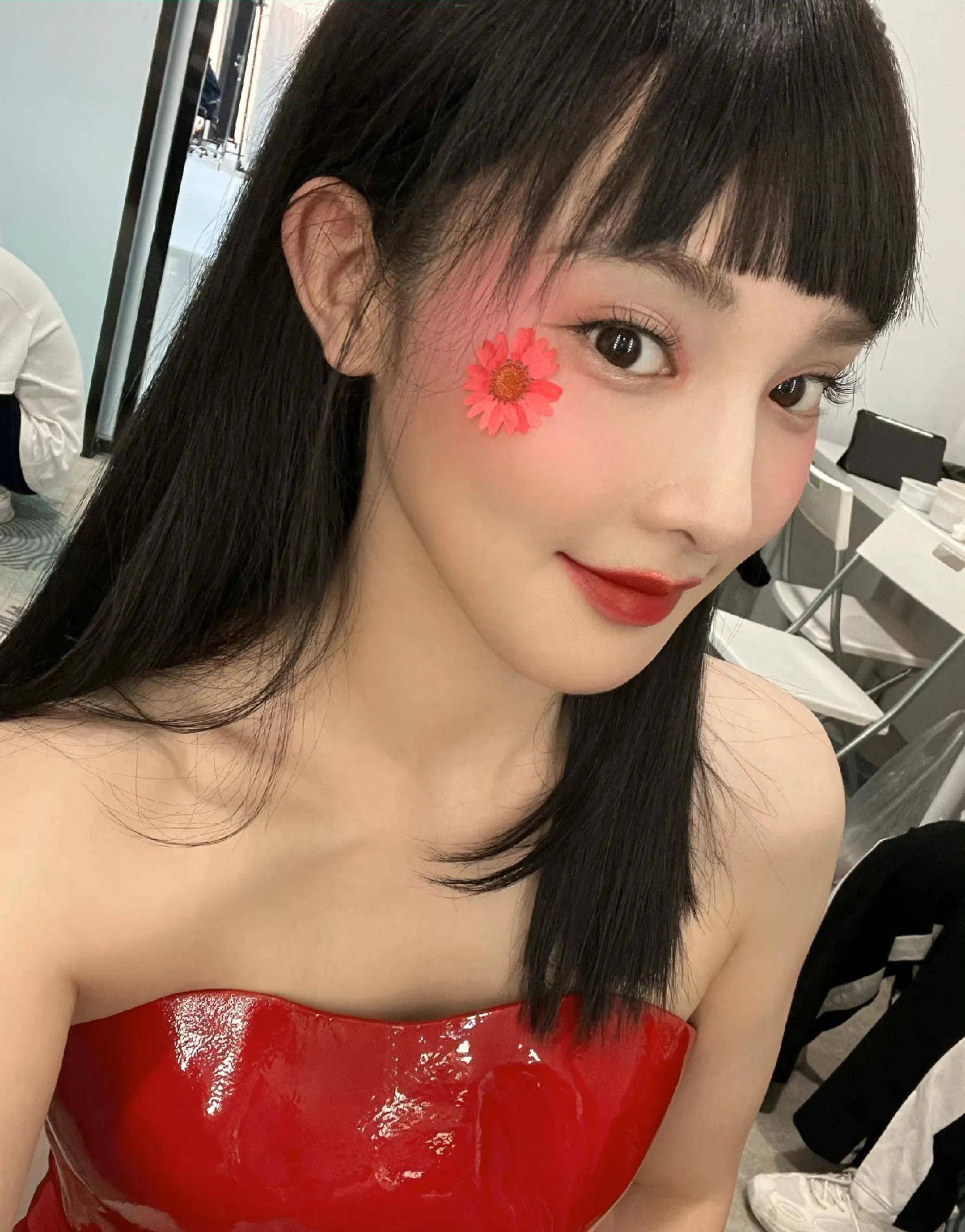 女星彭小苒时尚写真:甜美可爱,靓丽姣美