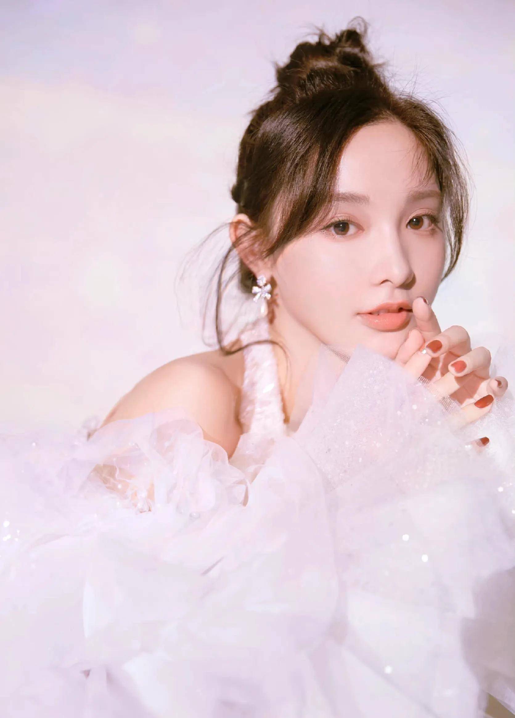 女星彭小苒时尚写真:甜美可爱,靓丽姣美