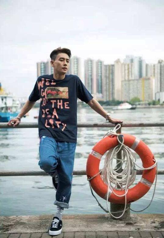 黄宗泽真老了!发布会上衣服破旧,脸上尽是沧桑._黑色_裤子_感觉