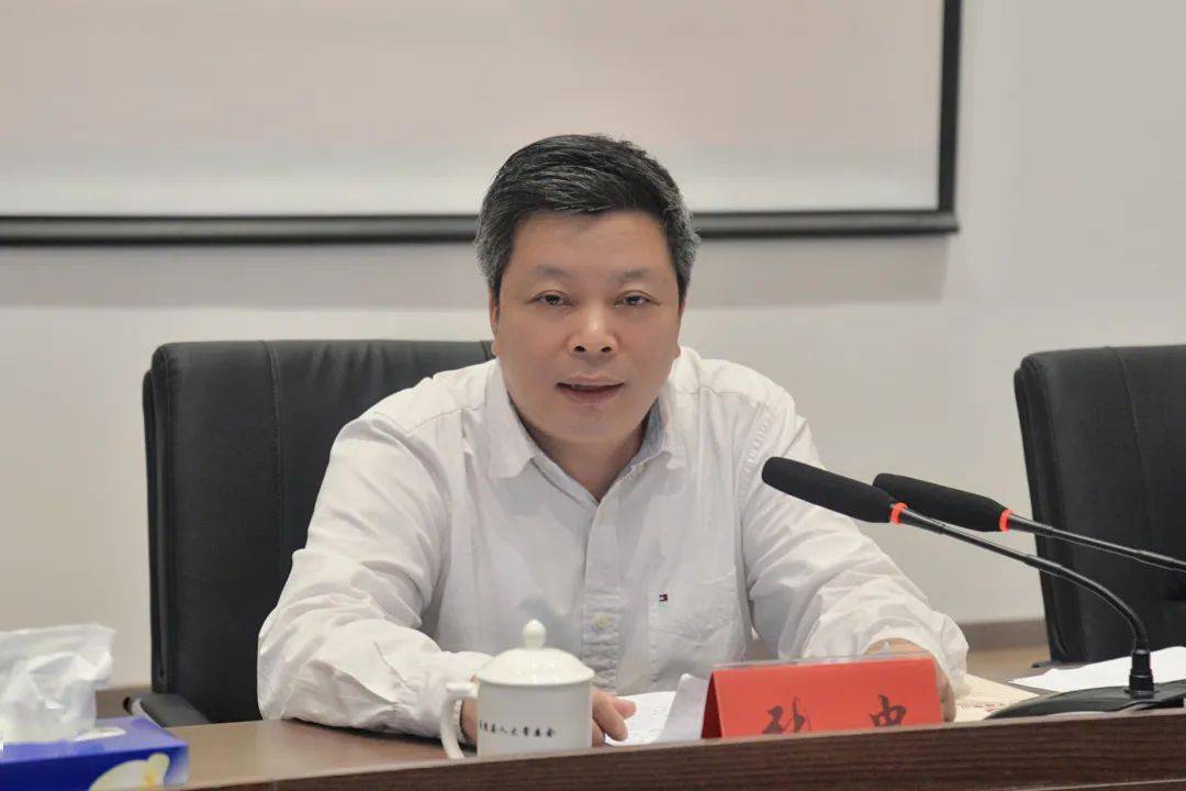 张忠一行在中心举行座谈会,与市,县,乡人大代表交流党的二十大精神