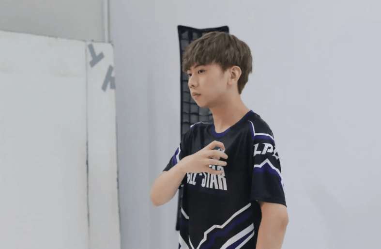 现在对于他来说,回到edg是最好的选择,所以小学弟最终还是有可能回到