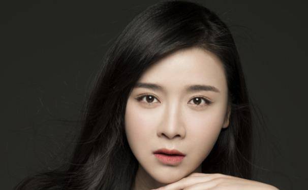 长相很有辨识度的梅琼,虽然毕业于音乐学院,却把重