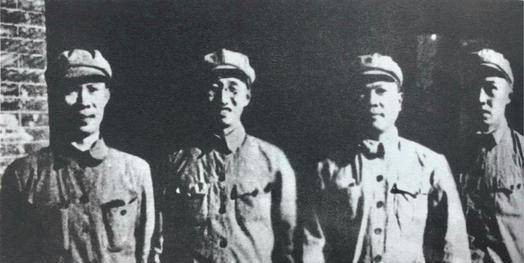 周士第半夜上厕所,发现远处一道亮光,立马下令撤退,全员获救-搜狐大视野-搜狐新闻