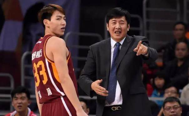 他14岁进入前卫队,曾获得亚洲男篮锦赛冠军,如今是出色篮球教练_丁伟