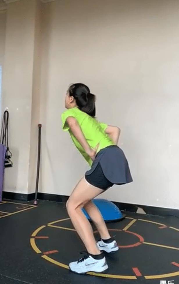 12岁森碟健身视频曝光,时尚时尚腿部肌肉线条明显,身高快超过爸爸田亮