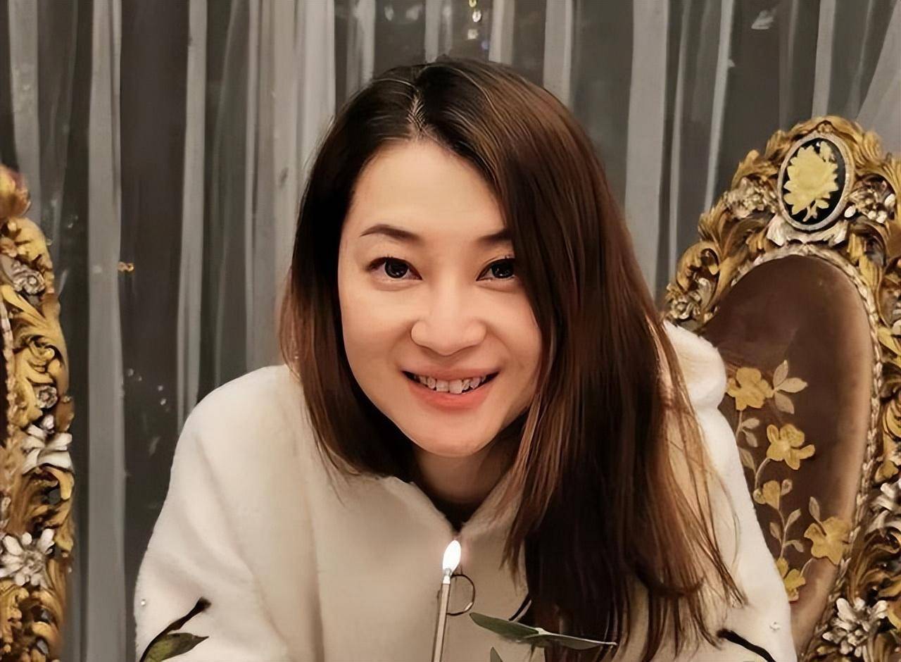 她中等之姿,凭情商携2子嫁豪门又生1子,公婆喜爱老公为她投资_林敏骢