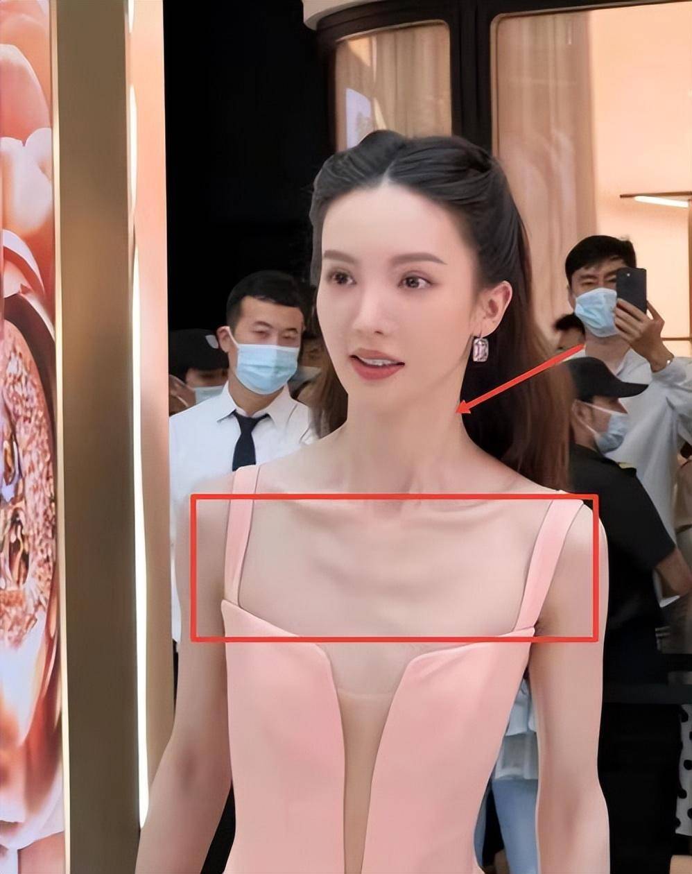 下面这张路人拍的图曾将金晨送上热搜,只因她突出的排骨胸过于吓人.