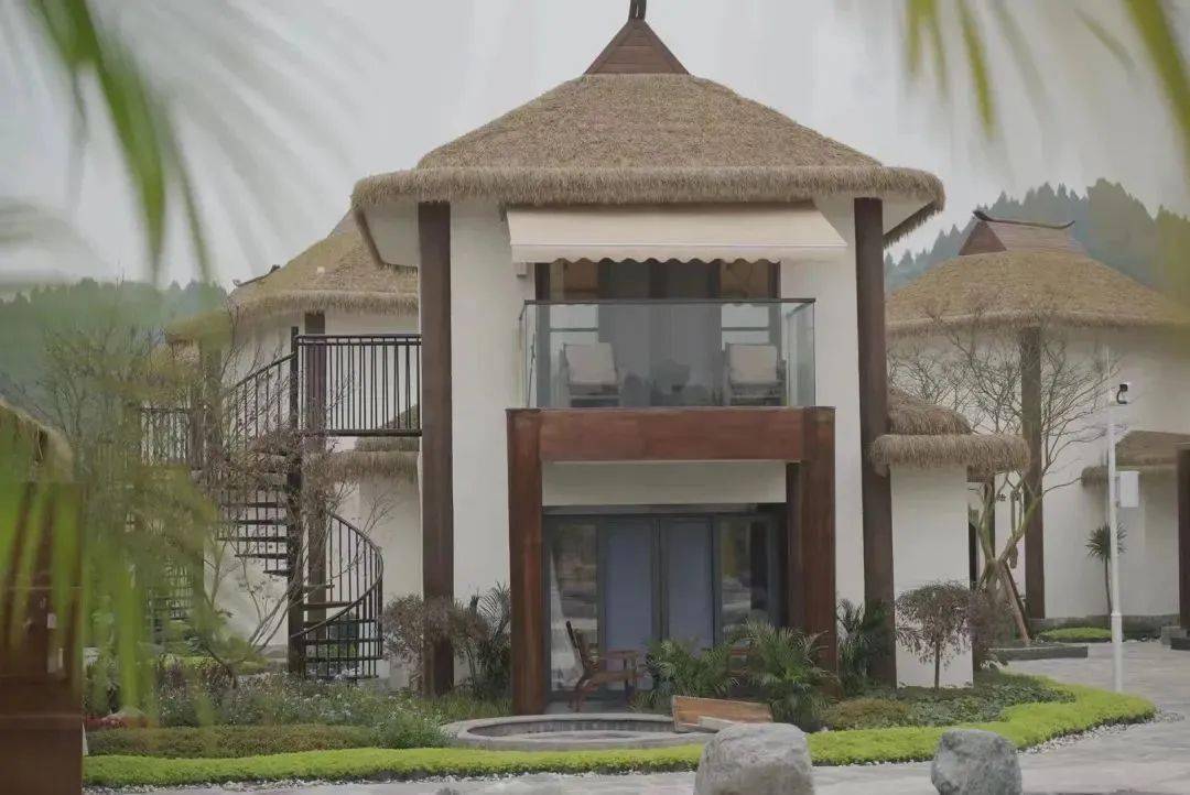 禅驿·东方客馆温泉酒店位于大英县卓筒井镇为干屏村宋井桃源,酒店现