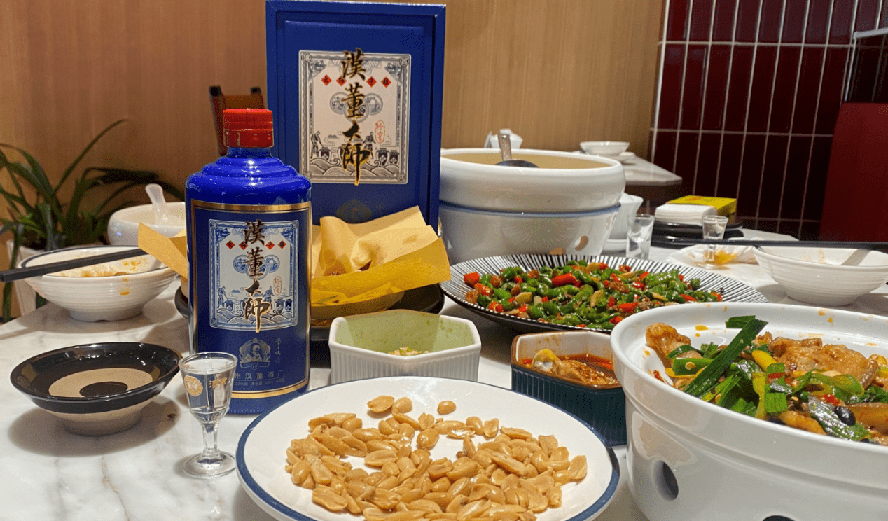 汉董大师酒珍窖15是主推中端市场的一款白酒,用于应酬请客性价比拉满.