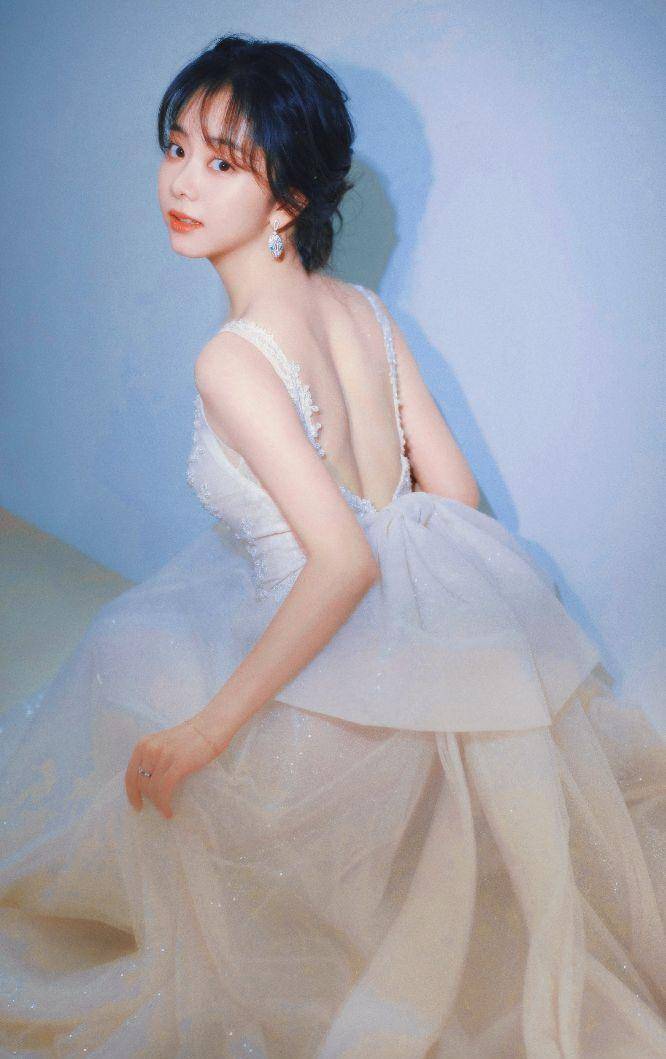 谭松韵一袭香槟色星河长裙展现优越肩线,成熟大气与优雅精致并存_装饰