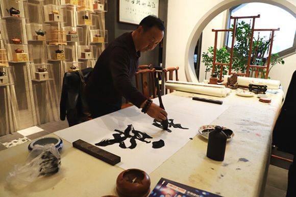 【光明网】书法家张宪平:胸怀家国情 浓墨写初心_艺术_印章_教育