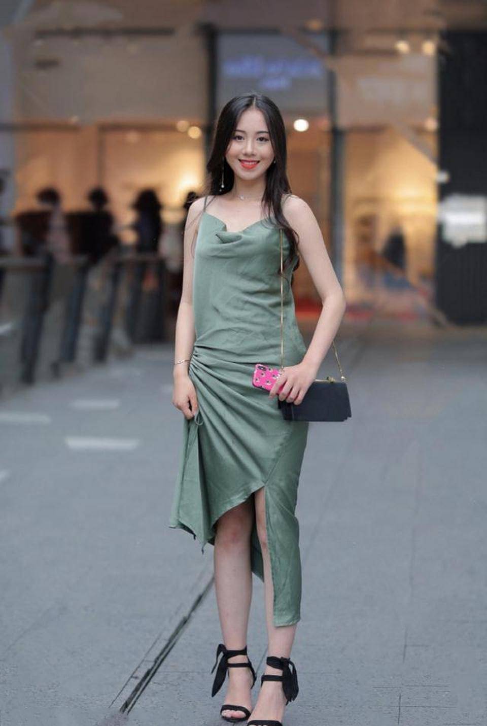 路人街拍,浅粉色的色调,让美女穿出了青春的感觉_姐姐_裙子_运动