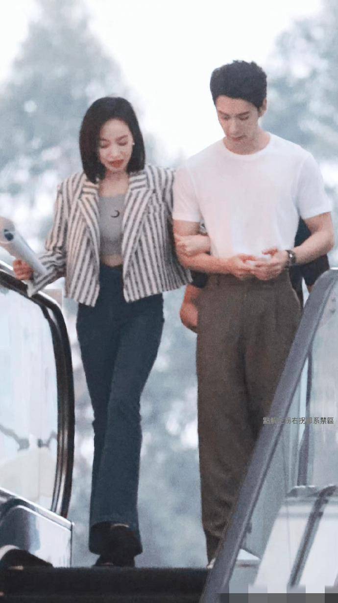 《我们的翻译官》路透,宋茜陈星旭手挽手下电梯,cp感十足