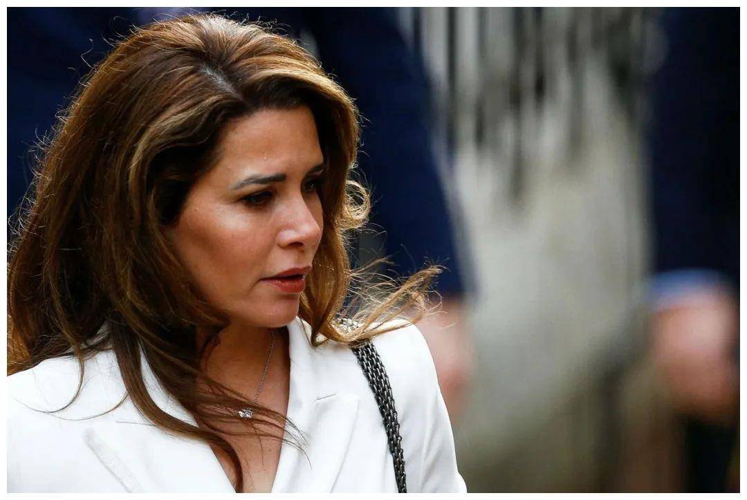 49岁哈雅公主为母不易,为了儿女再次现身,坚强的表情太惊艳了_哈亚